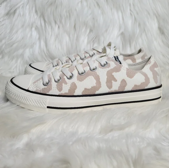 Converse Chuck Taylor All Star Low Top Cream 7 Women / 5 Men NWOB - Picture 4 of 6